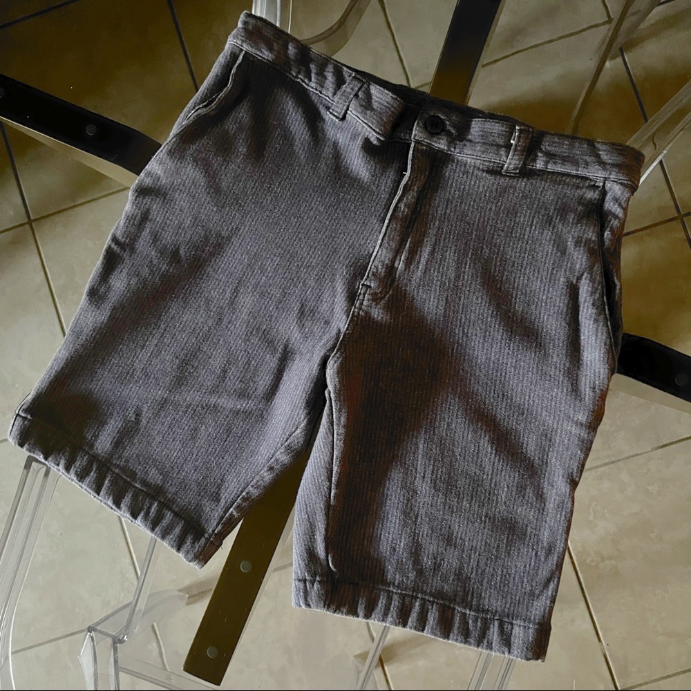 Slate & Stone Mens Flat Front Casual Shorts
Size 30w
Grey Pinstripe